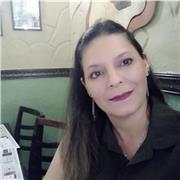 profesor nativo enseña a hablar español a personas interesadas